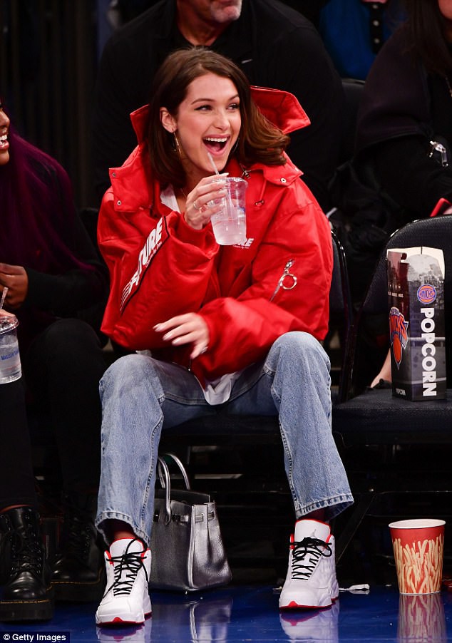 Bella Hadid khoe ngực đầy khi đi xem b&oacute;ng rổ - Ảnh 10.