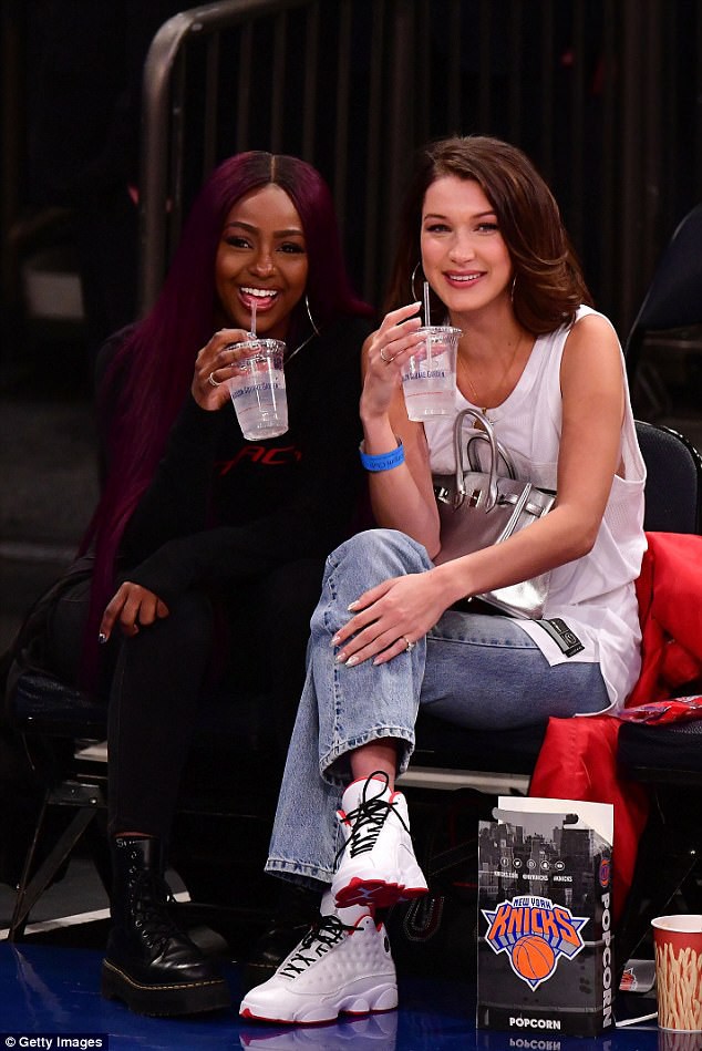 Bella Hadid khoe ngực đầy khi đi xem b&oacute;ng rổ - Ảnh 14.