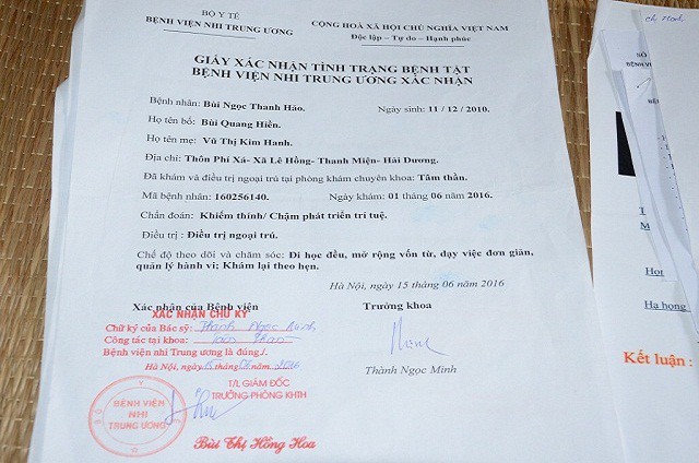 Ánh mắt đáng thương của bé 7 tuổi bị thiểu năng trí tuệ - Ảnh 2. Ánh mắt đáng thương của bé 7 tuổi bị thiểu năng trí tuệ - Ảnh 2.