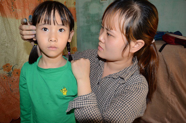 Ánh mắt đáng thương của bé 7 tuổi bị thiểu năng trí tuệ - Ảnh 12. Ánh mắt đáng thương của bé 7 tuổi bị thiểu năng trí tuệ - Ảnh 12.