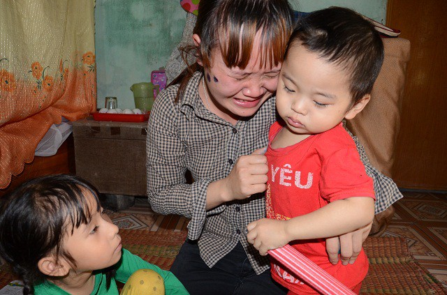 Ánh mắt đáng thương của bé 7 tuổi bị thiểu năng trí tuệ - Ảnh 14. Ánh mắt đáng thương của bé 7 tuổi bị thiểu năng trí tuệ - Ảnh 14.