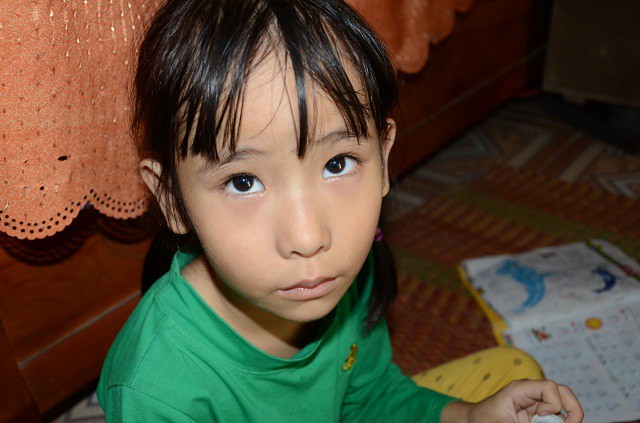 Ánh mắt đáng thương của bé 7 tuổi bị thiểu năng trí tuệ - Ảnh 16. Ánh mắt đáng thương của bé 7 tuổi bị thiểu năng trí tuệ - Ảnh 16.