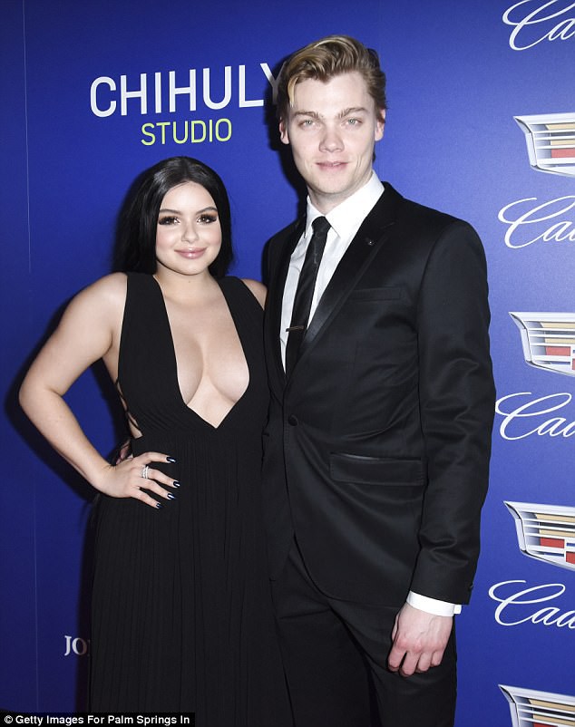 Ariel Winter khoe ngực khủng, da trắng mịn - Ảnh 8. Ariel Winter khoe ngực khủng, da trắng mịn - Ảnh 8.