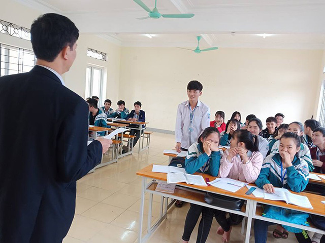 Khen thưởng nam sinh trả lại 30 triệu đồng cho người đánh rơi - Ảnh 4. Khen thưởng nam sinh trả lại 30 triệu đồng cho người đánh rơi - Ảnh 4.