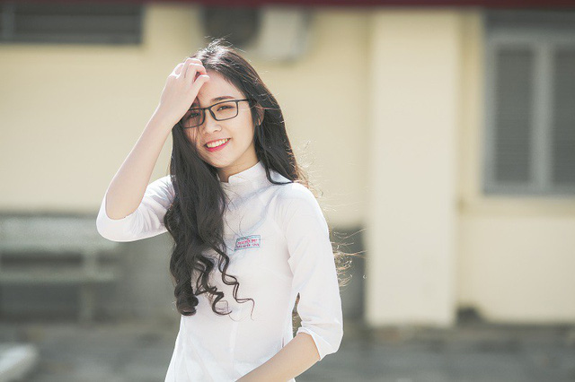 Nữ sinh 10X đẹp tựa &ldquo;thi&ecirc;n thần&rdquo; trong t&agrave; &aacute;o d&agrave;i trắng - Ảnh 16.