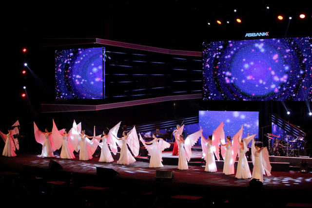 Đại nhạc hội tết An B&igrave;nh 2018: C&ugrave;ng sao Việt sải c&aacute;nh y&ecirc;u thương - Ảnh 2.