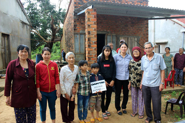 Gần 69 triệu đồng được trao cụ Đinh Thị Đi và 3 cháu nhỏ - Ảnh 4. Gần 69 triệu đồng được trao cụ Đinh Thị Đi và 3 cháu nhỏ - Ảnh 4.