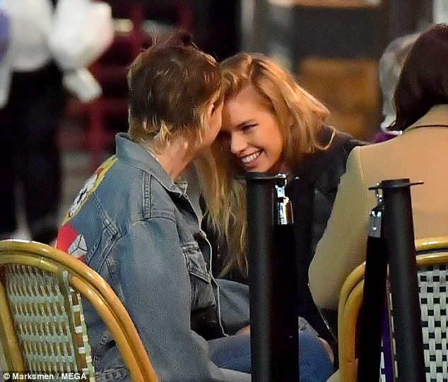 Kristen Stewart hạnh phúc bên người tình đồng giới - Ảnh 6. Kristen Stewart hạnh phúc bên người tình đồng giới - Ảnh 6.