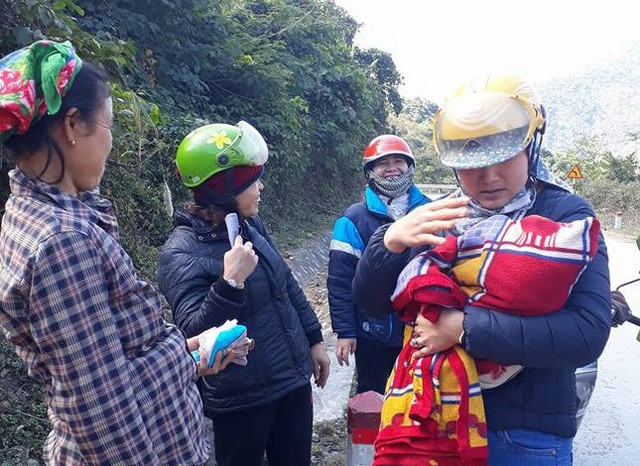 Khen thưởng 3 cô giáo đỡ đẻ cho sản phụ trên đường - Ảnh 2.