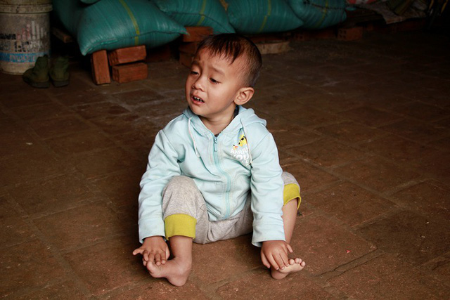 Thương bé gái 4 tuổi không nói, không đi được vì bệnh tật - Ảnh 4.