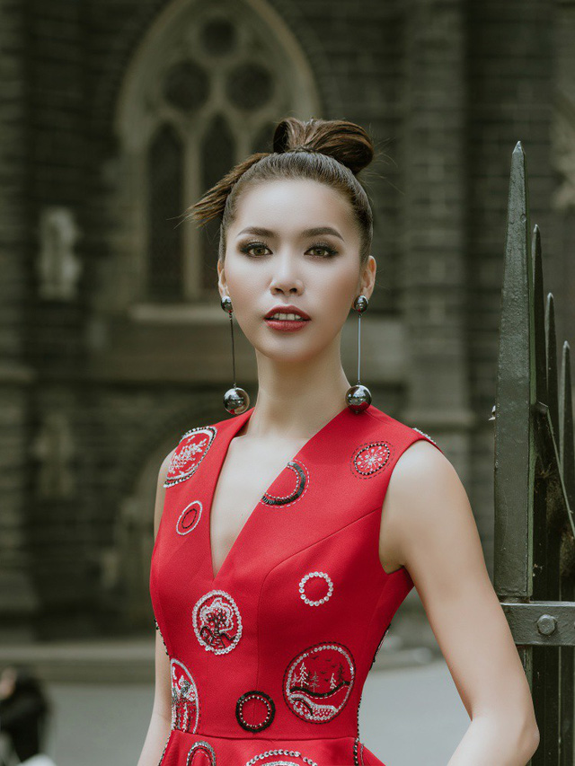 Bom sexy Minh Tú diện váy xuyên thấu trên đường phố - Ảnh 4. Bom sexy Minh Tú diện váy xuyên thấu trên đường phố - Ảnh 4.