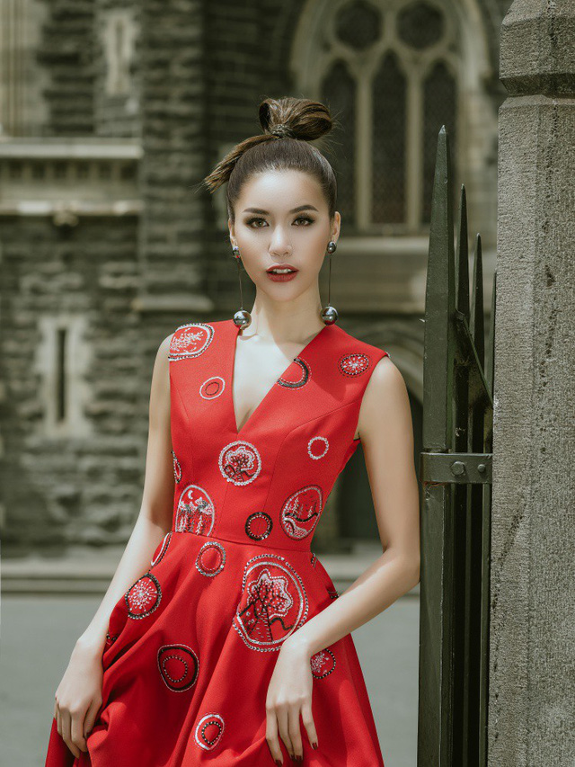 Bom sexy Minh Tú diện váy xuyên thấu trên đường phố - Ảnh 6. Bom sexy Minh Tú diện váy xuyên thấu trên đường phố - Ảnh 6.