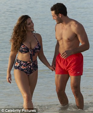 Kelly Brook khoe v&ograve;ng một ngoại cỡ b&ecirc;n bạn trai - Ảnh 14.
