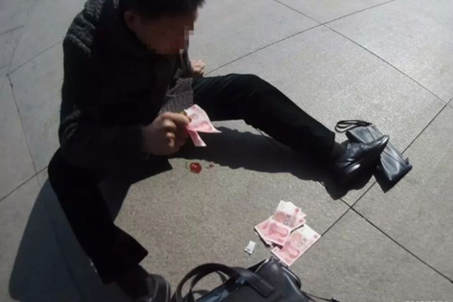 Người đàn ông ném tiền ra đường để cầu cứu - Ảnh 2. Người đàn ông ném tiền ra đường để cầu cứu - Ảnh 2.