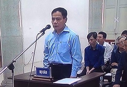 Xét xử vụ 18 lần vỡ đường ống nước sông Đà: Cựu Giám đốc kêu oan - Ảnh 2. Xét xử vụ 18 lần vỡ đường ống nước sông Đà: Cựu Giám đốc kêu oan - Ảnh 2.