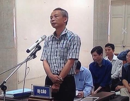 Xét xử vụ 18 lần vỡ đường ống nước sông Đà: Cựu Giám đốc kêu oan - Ảnh 8. Xét xử vụ 18 lần vỡ đường ống nước sông Đà: Cựu Giám đốc kêu oan - Ảnh 8.
