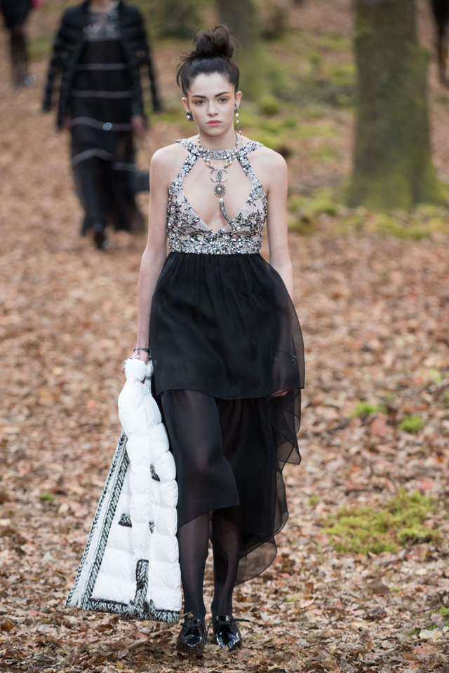 Những trang phục đẹp nhất tại tuần lễ thời trang Paris - Ảnh 4.