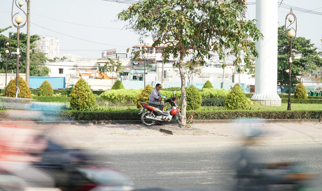 Sài Gòn nắng gay gắt, người dân xếp hàng chờ mua nước giải nhiệt - Ảnh 4. Sài Gòn nắng gay gắt, người dân xếp hàng chờ mua nước giải nhiệt - Ảnh 4.