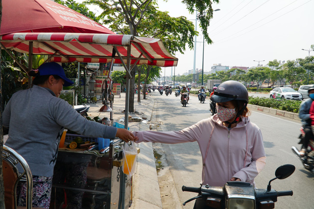 Sài Gòn nắng gay gắt, người dân xếp hàng chờ mua nước giải nhiệt - Ảnh 10. Sài Gòn nắng gay gắt, người dân xếp hàng chờ mua nước giải nhiệt - Ảnh 10.