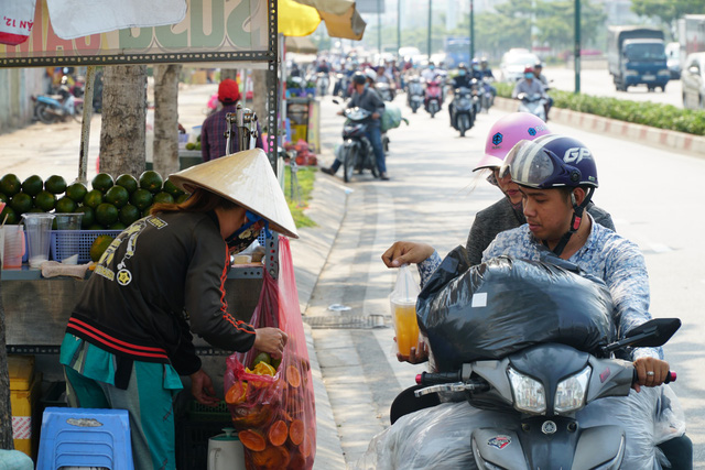 Sài Gòn nắng gay gắt, người dân xếp hàng chờ mua nước giải nhiệt - Ảnh 18. Sài Gòn nắng gay gắt, người dân xếp hàng chờ mua nước giải nhiệt - Ảnh 18.