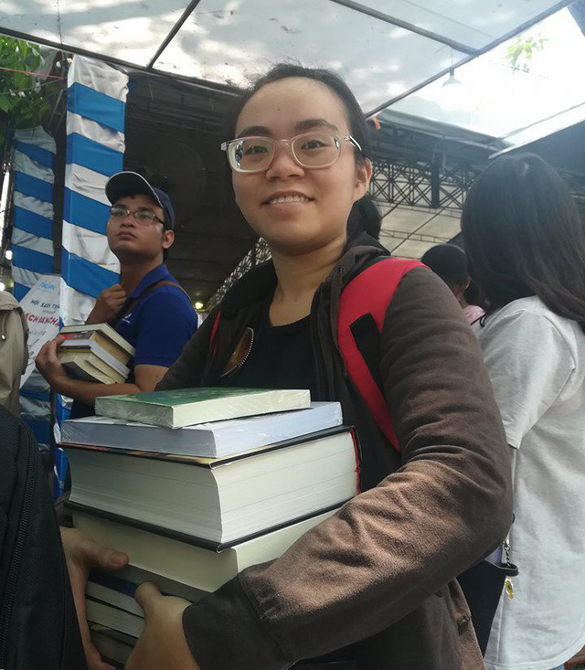Người trẻ Sài Gòn nhịn cả... mì tôm mua sách - Ảnh 2. Người trẻ Sài Gòn nhịn cả... mì tôm mua sách - Ảnh 2.