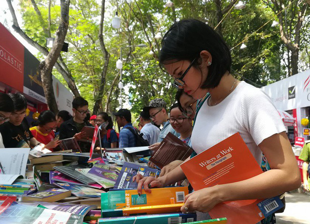 Người trẻ Sài Gòn nhịn cả... mì tôm mua sách - Ảnh 4. Người trẻ Sài Gòn nhịn cả... mì tôm mua sách - Ảnh 4.