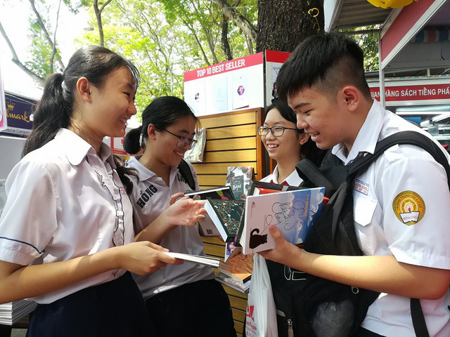 Người trẻ Sài Gòn nhịn cả... mì tôm mua sách - Ảnh 6. Người trẻ Sài Gòn nhịn cả... mì tôm mua sách - Ảnh 6.