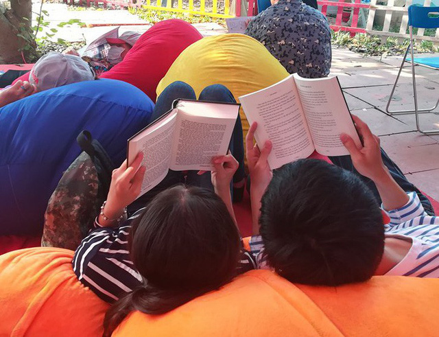 Người trẻ Sài Gòn nhịn cả... mì tôm mua sách - Ảnh 8. Người trẻ Sài Gòn nhịn cả... mì tôm mua sách - Ảnh 8.