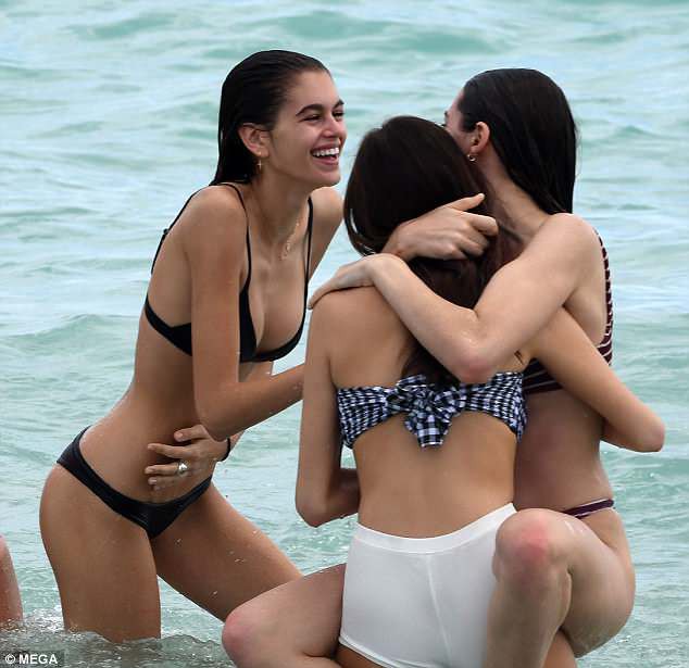 Con gái Cindy Crawford khoe dáng thon thả - Ảnh 8. Con gái Cindy Crawford khoe dáng thon thả - Ảnh 8.