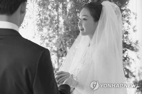Hé lộ thông tin “độc” về chồng kém chục tuổi của Choi Ji Woo - Ảnh 2. Hé lộ thông tin “độc” về chồng kém chục tuổi của Choi Ji Woo - Ảnh 2.