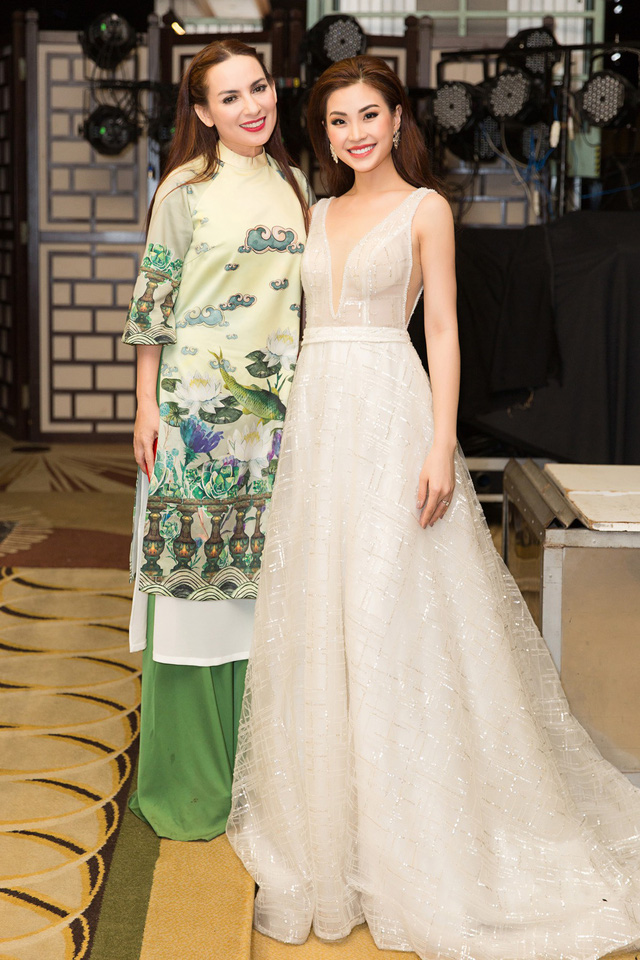 N&agrave;ng &Aacute; hậu của VTV diện đầm kho&eacute;t ngực s&acirc;u hết cỡ b&ecirc;n Trọng Tấn - Ảnh 8.