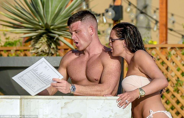 Danielle Lloyd: Sinh 4 con, dáng vẫn đẹp, eo vẫn thon! - Ảnh 20.