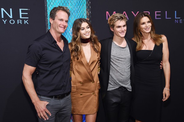 Cindy Crawford trẻ trung, quyến rũ ở tuổi 52 - Ảnh 14. Cindy Crawford trẻ trung, quyến rũ ở tuổi 52 - Ảnh 14.