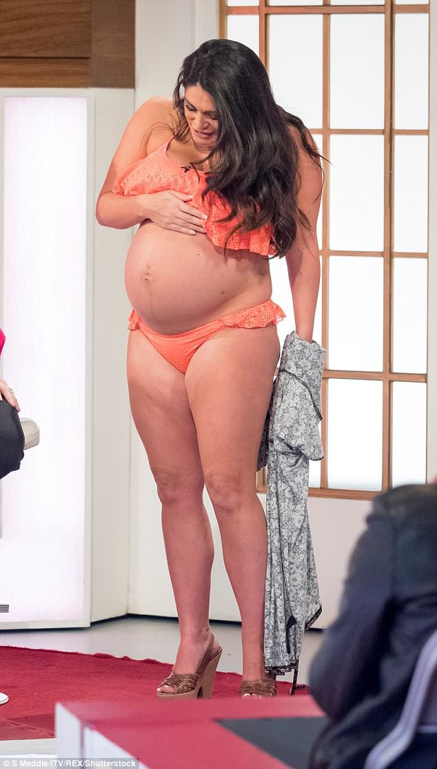 Casey Batchelor gây sốc khi mặc áo tắm khoe bụng bầu trên truyền hình - Ảnh 2. Casey Batchelor gây sốc khi mặc áo tắm khoe bụng bầu trên truyền hình - Ảnh 2.