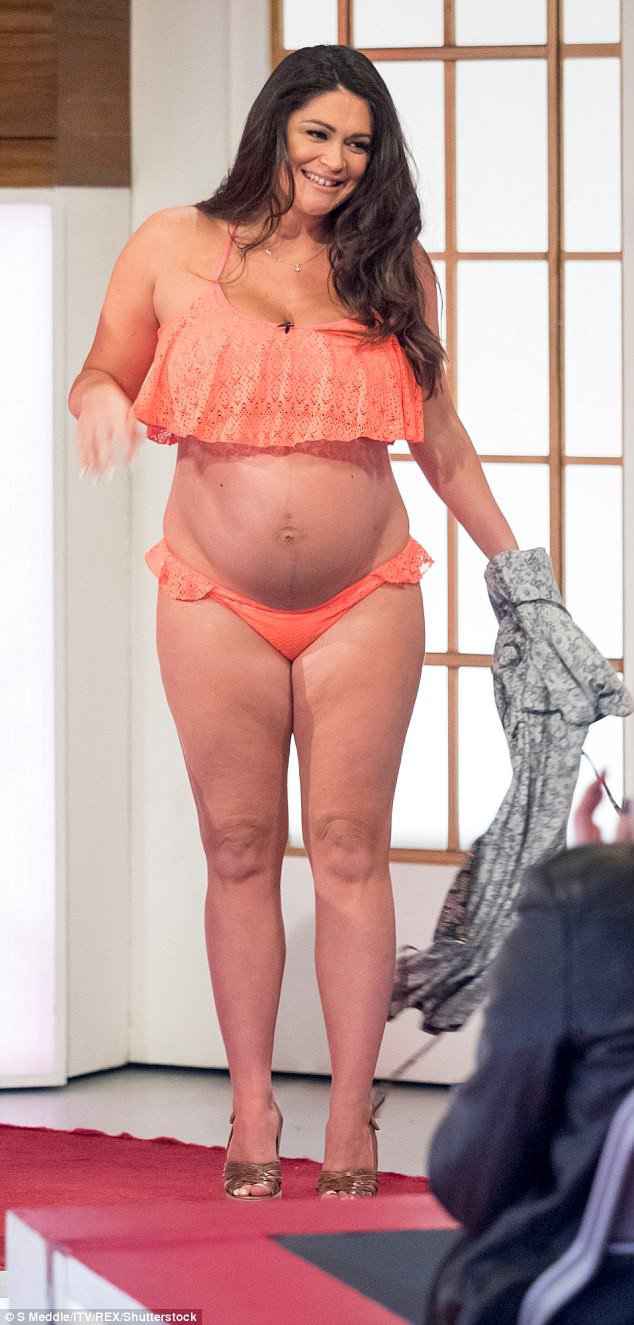 Casey Batchelor gây sốc khi mặc áo tắm khoe bụng bầu trên truyền hình - Ảnh 4. Casey Batchelor gây sốc khi mặc áo tắm khoe bụng bầu trên truyền hình - Ảnh 4.