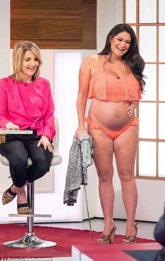 Casey Batchelor gây sốc khi mặc áo tắm khoe bụng bầu trên truyền hình - Ảnh 6. Casey Batchelor gây sốc khi mặc áo tắm khoe bụng bầu trên truyền hình - Ảnh 6.