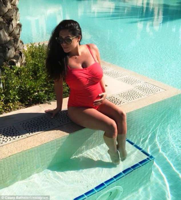 Casey Batchelor gây sốc khi mặc áo tắm khoe bụng bầu trên truyền hình - Ảnh 10. Casey Batchelor gây sốc khi mặc áo tắm khoe bụng bầu trên truyền hình - Ảnh 10.