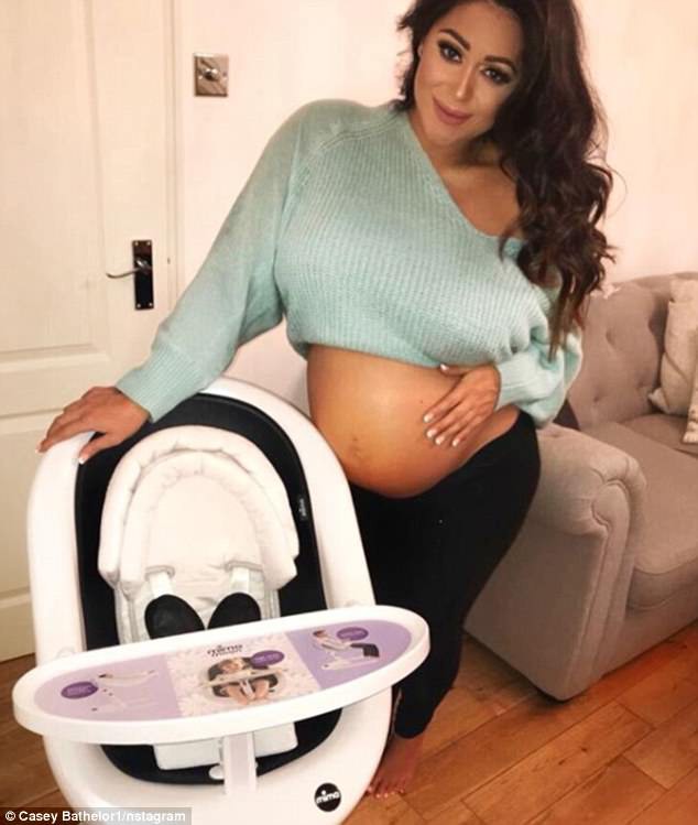 Casey Batchelor gây sốc khi mặc áo tắm khoe bụng bầu trên truyền hình - Ảnh 12. Casey Batchelor gây sốc khi mặc áo tắm khoe bụng bầu trên truyền hình - Ảnh 12.