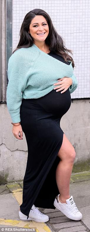 Casey Batchelor gây sốc khi mặc áo tắm khoe bụng bầu trên truyền hình - Ảnh 14. Casey Batchelor gây sốc khi mặc áo tắm khoe bụng bầu trên truyền hình - Ảnh 14.