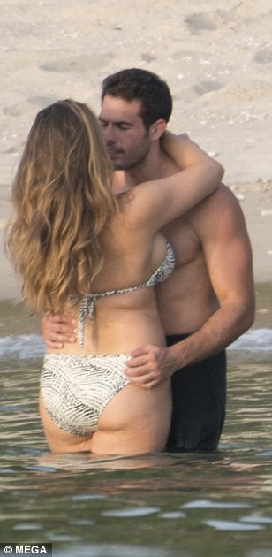 Kelly Brook gợi cảm với nội y - Ảnh 14. Kelly Brook gợi cảm với nội y - Ảnh 14.