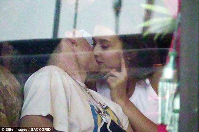 Vừa chia tay bạn gái, Brooklyn Beckham đã hò hẹn với người mẫu Playboy - Ảnh 2. Vừa chia tay bạn gái, Brooklyn Beckham đã hò hẹn với người mẫu Playboy - Ảnh 2.