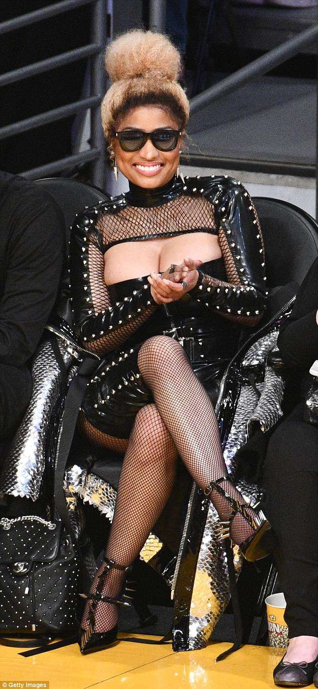 Nicki Minaj khoe ngực khủng đi xem b&oacute;ng rổ - Ảnh 2.