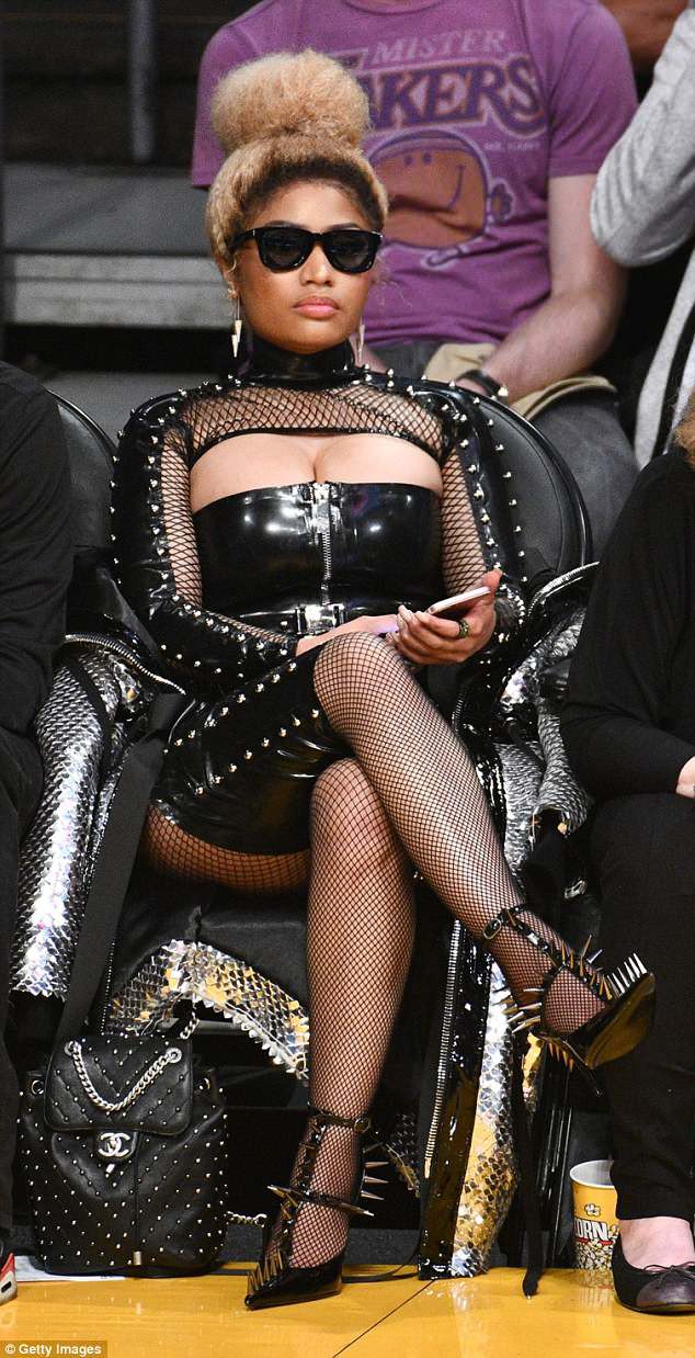 Nicki Minaj khoe ngực khủng đi xem b&oacute;ng rổ - Ảnh 4.