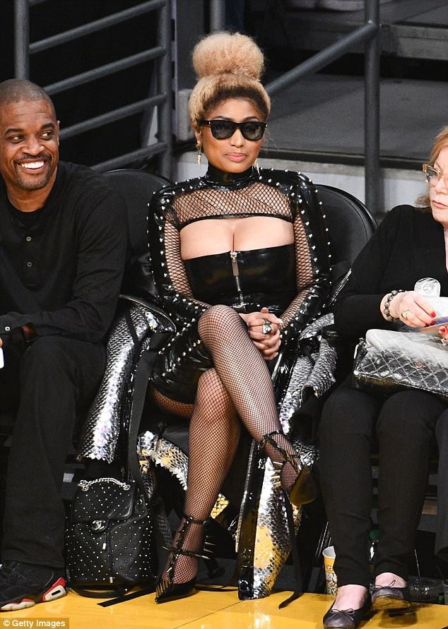 Nicki Minaj khoe ngực khủng đi xem b&oacute;ng rổ - Ảnh 6.