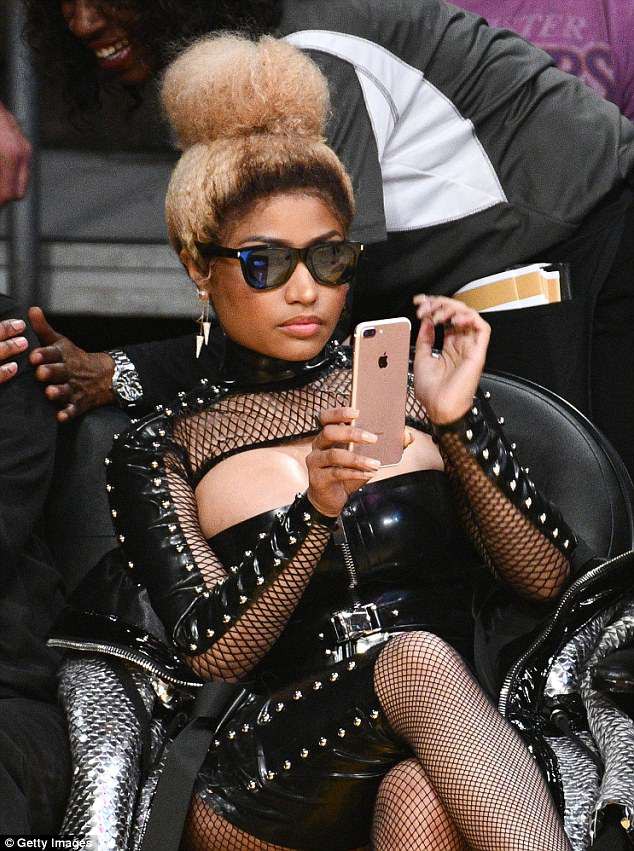 Nicki Minaj khoe ngực khủng đi xem b&oacute;ng rổ - Ảnh 10.