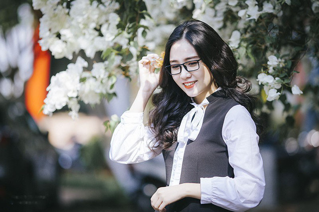 Nữ sinh đeo kính cận hút hồn người đối diện - Ảnh 2. Nữ sinh đeo kính cận hút hồn người đối diện - Ảnh 2.