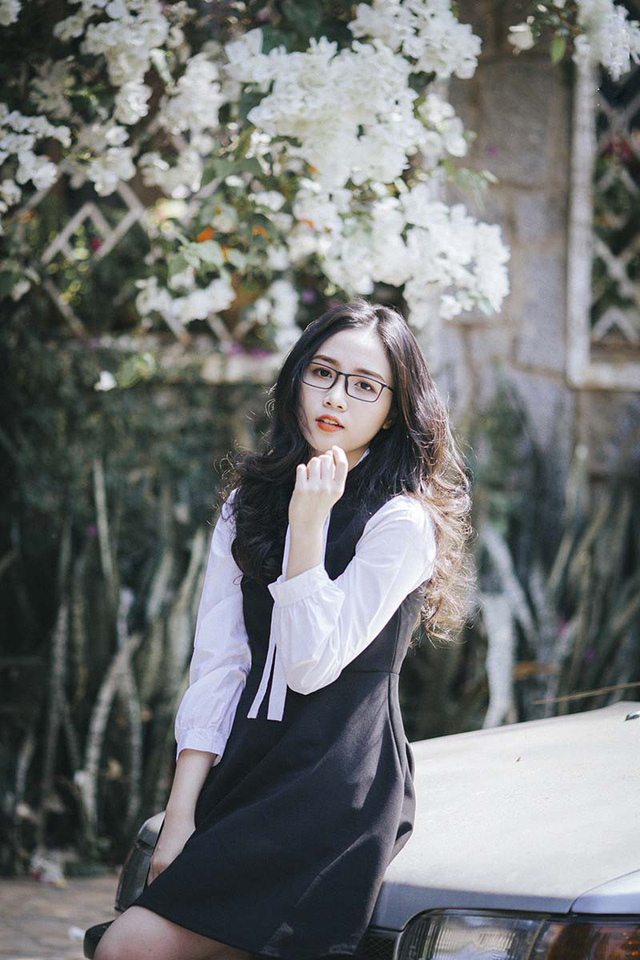 Nữ sinh đeo kính cận hút hồn người đối diện - Ảnh 4. Nữ sinh đeo kính cận hút hồn người đối diện - Ảnh 4.
