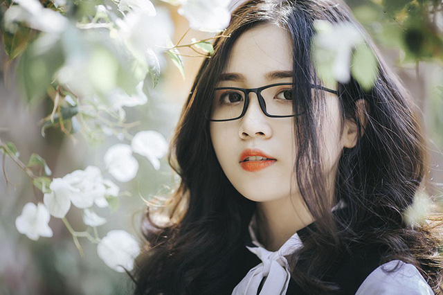 Nữ sinh đeo kính cận hút hồn người đối diện - Ảnh 6. Nữ sinh đeo kính cận hút hồn người đối diện - Ảnh 6.