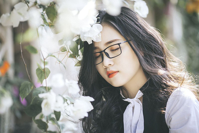 Nữ sinh đeo kính cận hút hồn người đối diện - Ảnh 12. Nữ sinh đeo kính cận hút hồn người đối diện - Ảnh 12.
