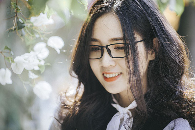 Nữ sinh đeo kính cận hút hồn người đối diện - Ảnh 14. Nữ sinh đeo kính cận hút hồn người đối diện - Ảnh 14.